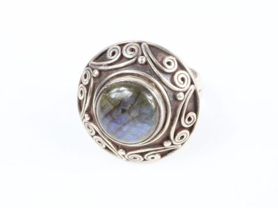 Gros plan sur une bague contenant une pierre