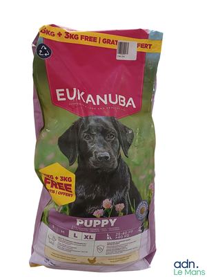 un sac de croquettes Eukanuba pour chiots sur fond blanc