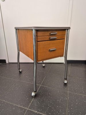 une petite table surmontée d'un tiroir