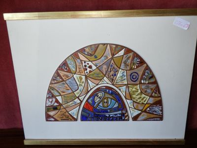 peinture représentant un vitrail encadré d'or sur un mur rouge