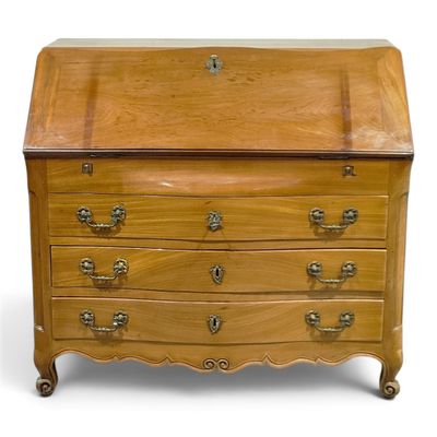 un vieux bureau en bois avec des tiroirs et des tiroirs sur le dessus