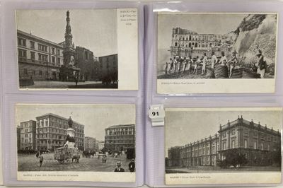 quatre photographies en noir et blanc représentant de vieux bâtiments et des chevaux dans une ville