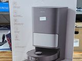 La boîte est ouverte sur la table, avec la cafetière à l'intérieur.