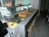 un comptoir avec une vitrine en verre au milieu de la pièce