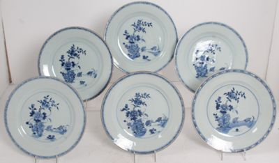 six assiettes bleues et blanches ornées de fleurs sur fond blanc