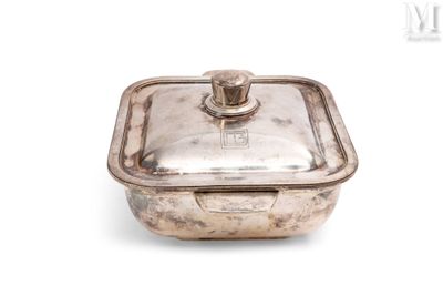 casserole plaquée argent avec couvercle, sur fond blanc