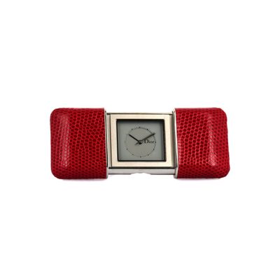 une image d'un gros plan d'une montre-bracelet sur un fond blanc