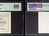 Trois types de monnaies différents sont exposés dans une vitrine