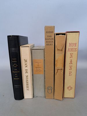 trois livres superposés sur une table