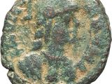 une pièce de monnaie ancienne ornée d'un motif vert et marron