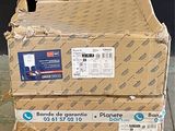 trois boîtes empilées sur le sol
