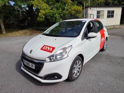 une petite voiture blanche avec un autocollant rouge dessus