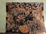 une photo d'une tapisserie accrochée au mur d'une pièce