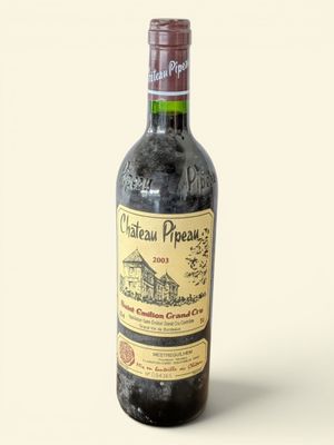 une bouteille de vin posée sur une table
