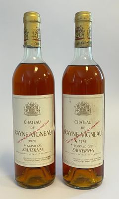 deux bouteilles de vin posées l'une à côté de l'autre sur une surface blanche