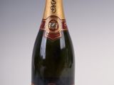 l'image d'une bouteille de champagne sur une surface blanche
