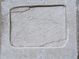 une plaque en pierre sur laquelle est représenté un poisson