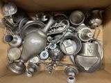 une boîte remplie de vieux objets en argent