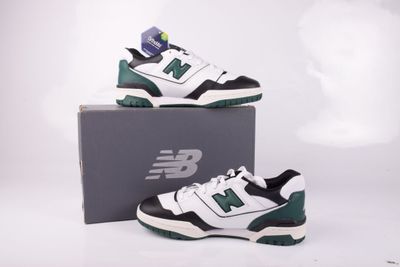 La New Balance 995 est une basket blanche et verte dotée d'une semelle noire