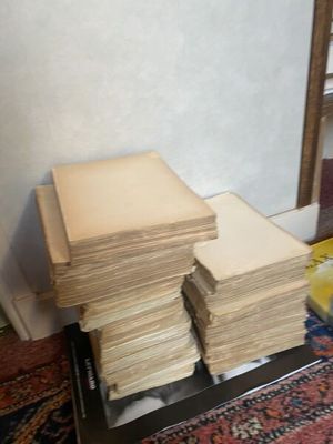 une pile de livres posée sur une table à côté d'une échelle