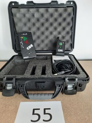 un étui ouvert contenant une télécommande et un chargeur