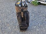 un sac de clubs de golf posé par terre