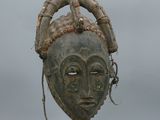une image représentant une sculpture d'une tête surmontée d'un serpent