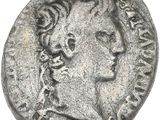 une pièce de monnaie en argent portant un visage de femme