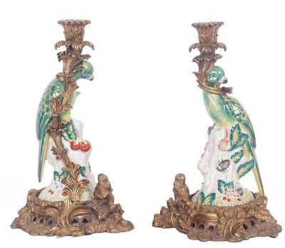 paire de perroquets en porcelaine verte et blanche posés sur une branche fleurie