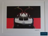 une photo d'une photo représentant une voiture sur un fond rouge et noir