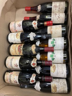 plusieurs bouteilles de vin dans un carton posé sur la table