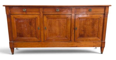 un vieux buffet en bois à trois portes et deux tiroirs