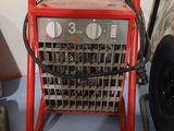 une radio rouge posée sur une table, à côté d'une roue