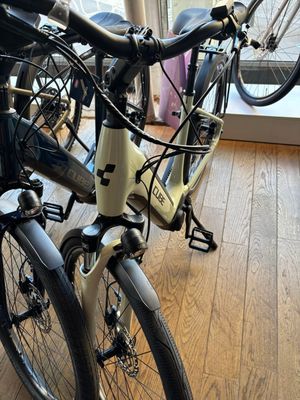 un vélo garé près d'une fenêtre