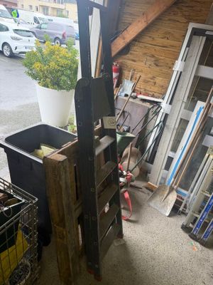 un tas de vieilleries dans un garage, près d'une fenêtre