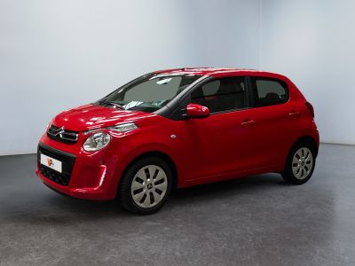 La petite voiture rouge est garée dans une pièce blanche.