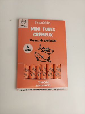 un gros plan sur un paquet de mini-tubes posé sur une table