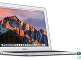 un ordinateur portable MacBook Air d'Apple avec une montagne en arrière-plan