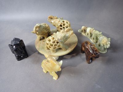 7 éléphants en pierre dure, dont 3 sur socle en décor de bou…