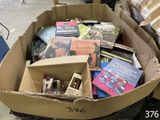une boîte pleine de livres posée sur le sol