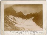 une vieille photo montrant un groupe de personnes gravissant une montagne enneigée
