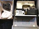 une boîte contenant une machine à coudre et d'autres objets