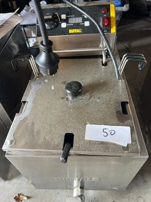 une photo d'une friteuse professionnelle installée dans une cuisine