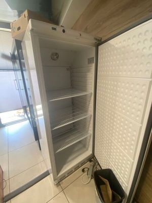 un réfrigérateur ouvert posé dans un coin de la pièce