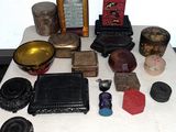 une table sur laquelle se trouvent de nombreux objets différents
