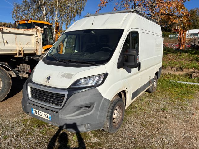 Véhicule utilitaire Peugeot BOXER, immatriculé DQ-897-NW, 1ère mi...