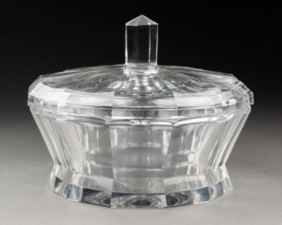 BACCARAT. BONBONIERE à pans coupés Cristal incolore taillé T…