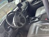 une photo d'une voiture avec un volant et un tableau de bord