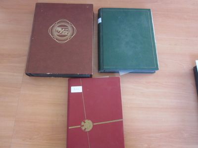 Trois classeurs de TP Monaco principalement neufs**. - Photo 1