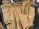 des pantalons suspendus à un portant dans un magasin de vêtements